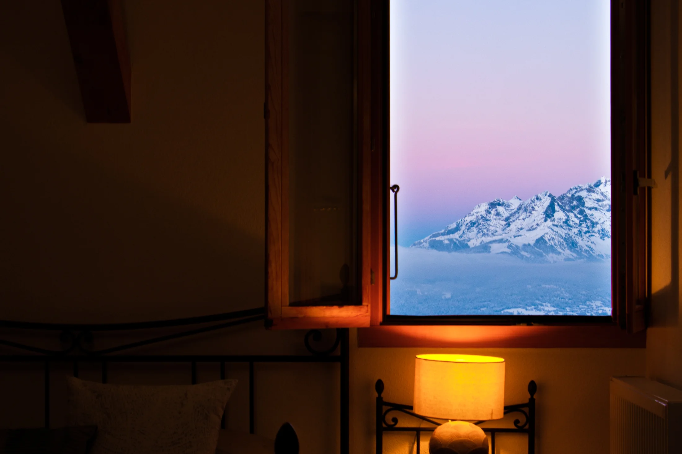 Vue des Alpes depuis une fenêtre du chalet